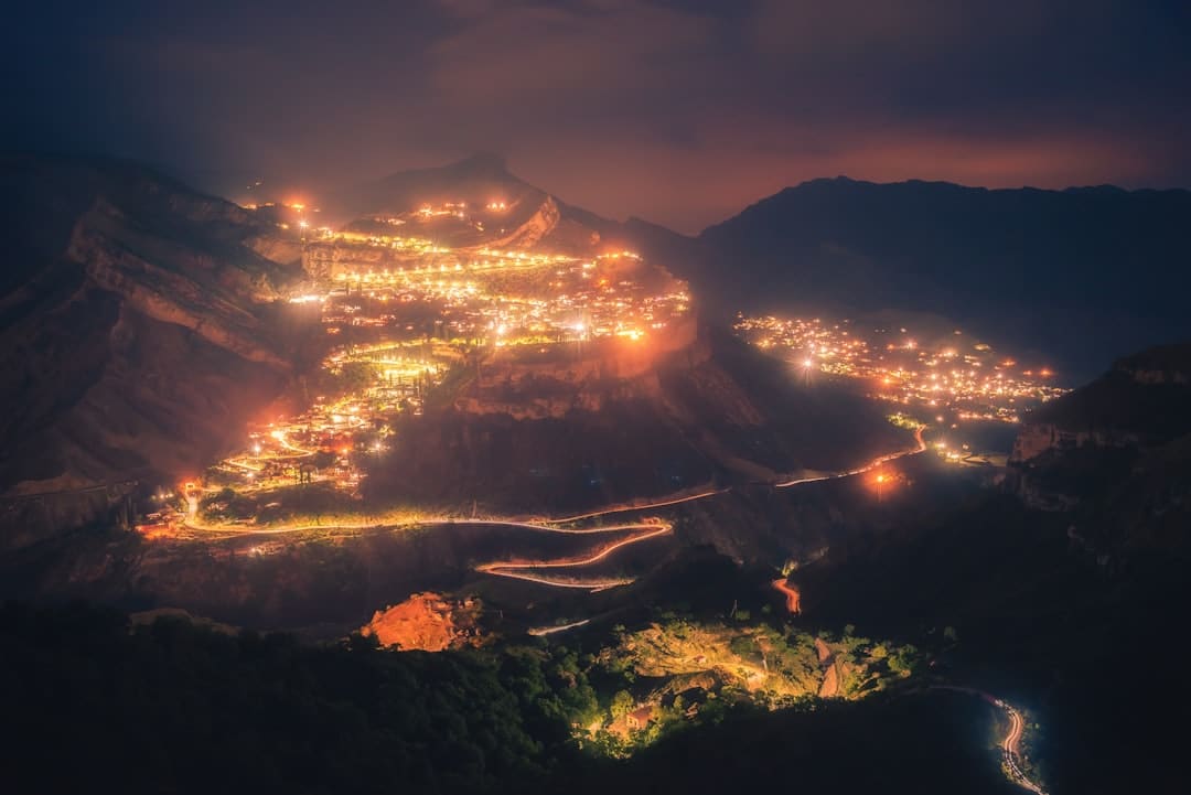 正是青稞老练时：青海囊谦孜荣村青稞丰盈喜迎秋